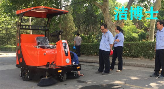 半封閉掃地車(chē)