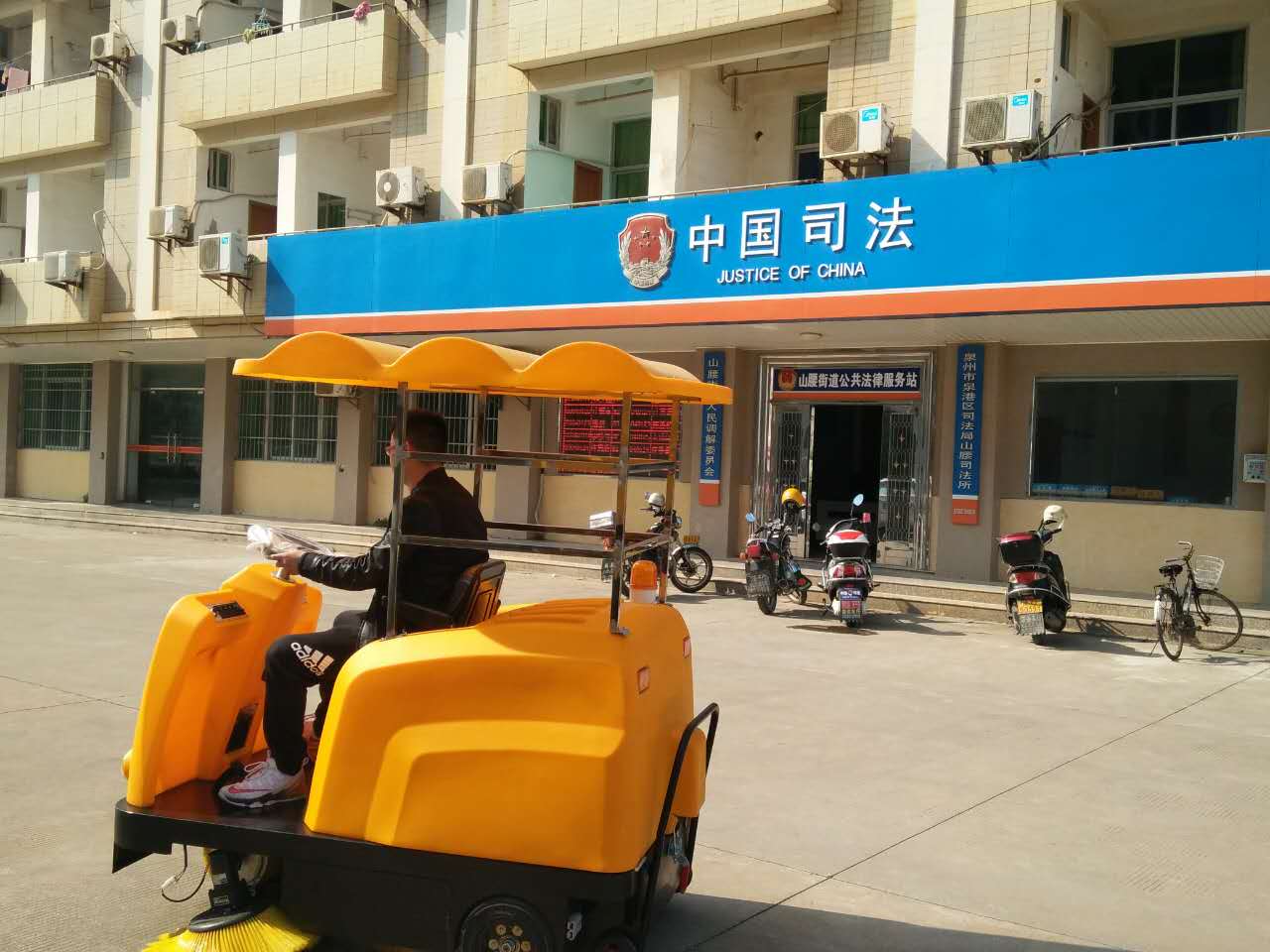 驚！一輛潔博士路面清掃機，惹得員工搶著(zhù)干活？