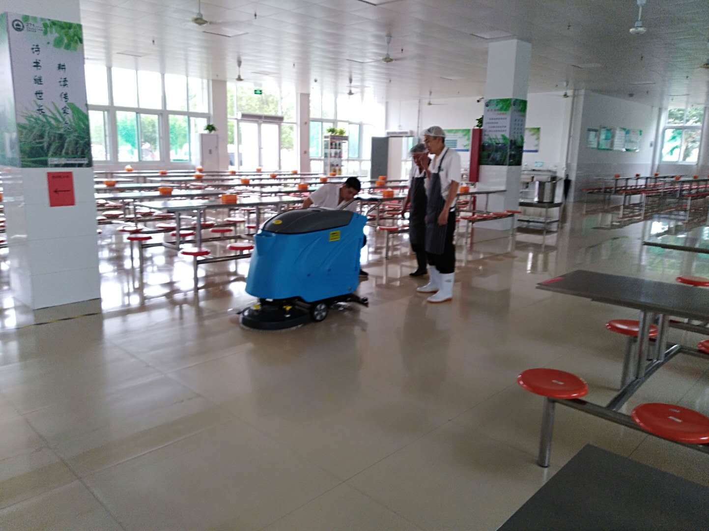 江蘇南京江寧區將軍大道學(xué)校餐廳洗地機550..