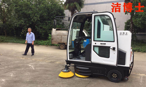 潔博士電動(dòng)駕駛掃地機