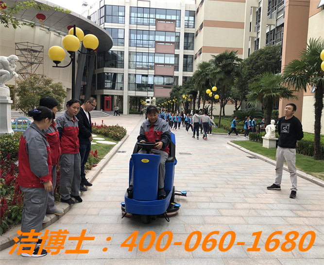 潔博士駕駛洗地機客戶(hù)案例——寧海橋頭胡城市開(kāi)發(fā)有限公司