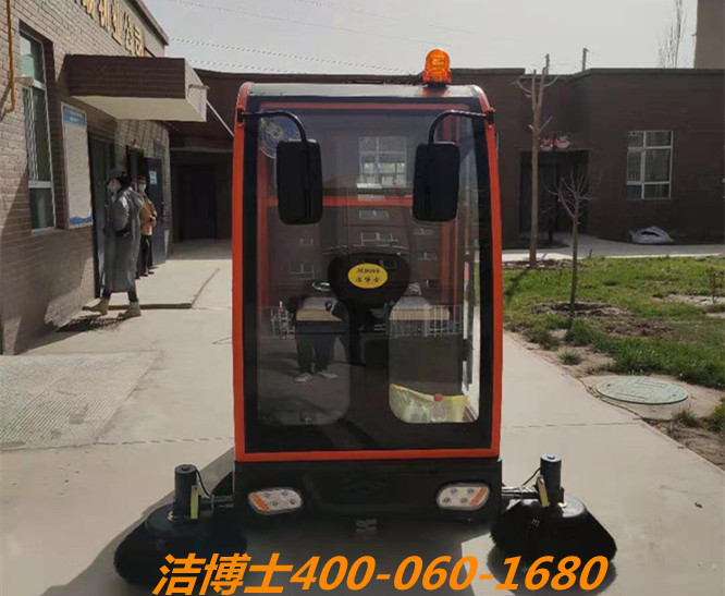 潔博士駕駛掃地機客戶(hù)案例-喀什眾瑞物業(yè)服務(wù)有限公司