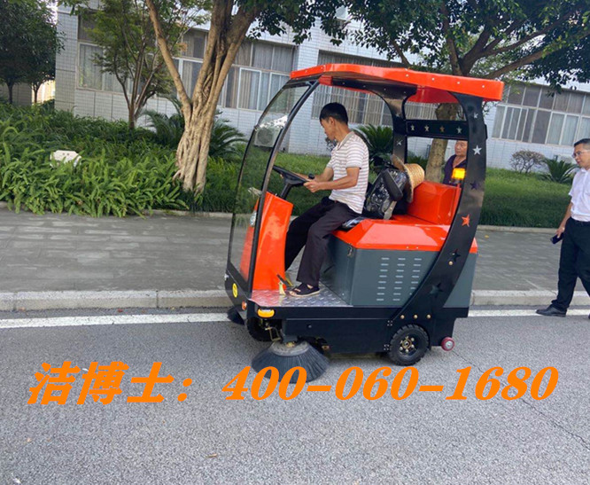 潔博士半封閉駕駛掃地車(chē)客戶(hù)案例-甘肅富星工貿有限責任公司